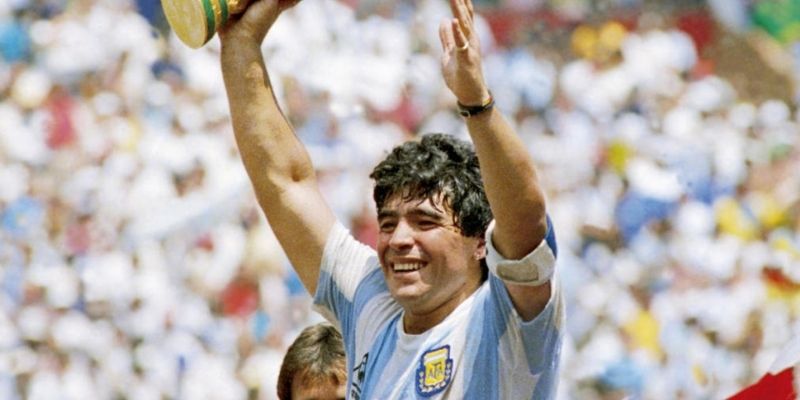 Một bức vẽ chân dung Maradona với quả bóng dưới chân