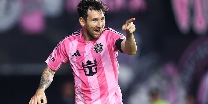 Messi giơ cao chiếc cúp vô địch World Cup