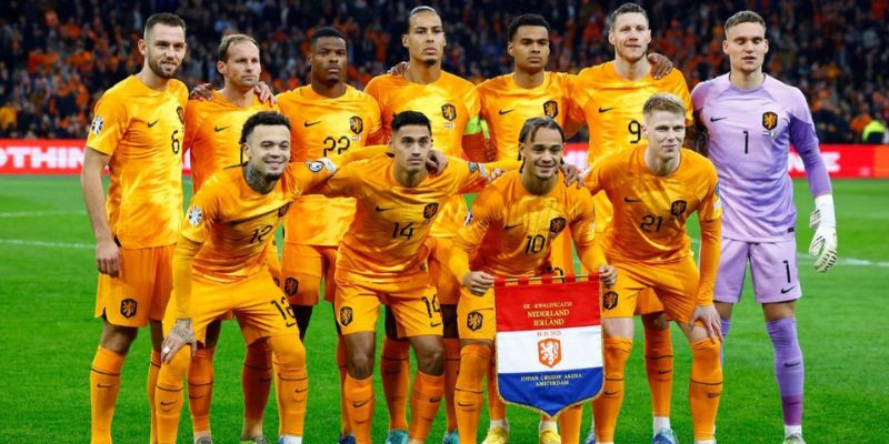Sân cỏ rực rỡ sắc cam với các cầu thủ Hà Lan đang thể hiện hết mình