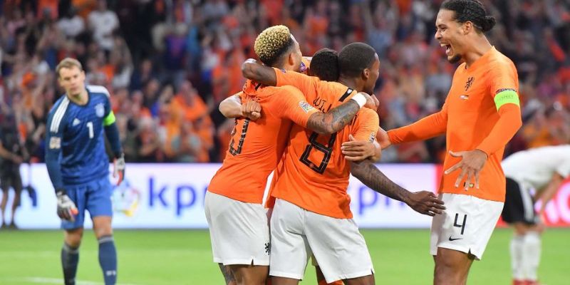 Một bàn thắng đẹp mắt đang được cầu thủ Hà Lan ăn mừng cuồng nhiệt
