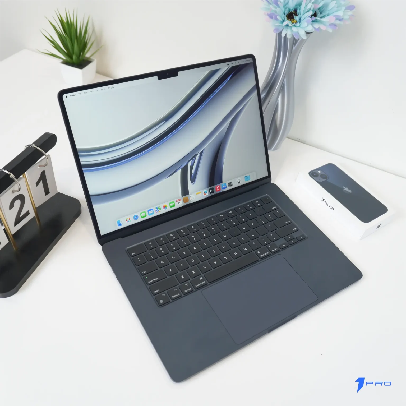 Cách kiểm tra màn hình Macbook Air M2 cũ tránh lỗi đốm sáng.