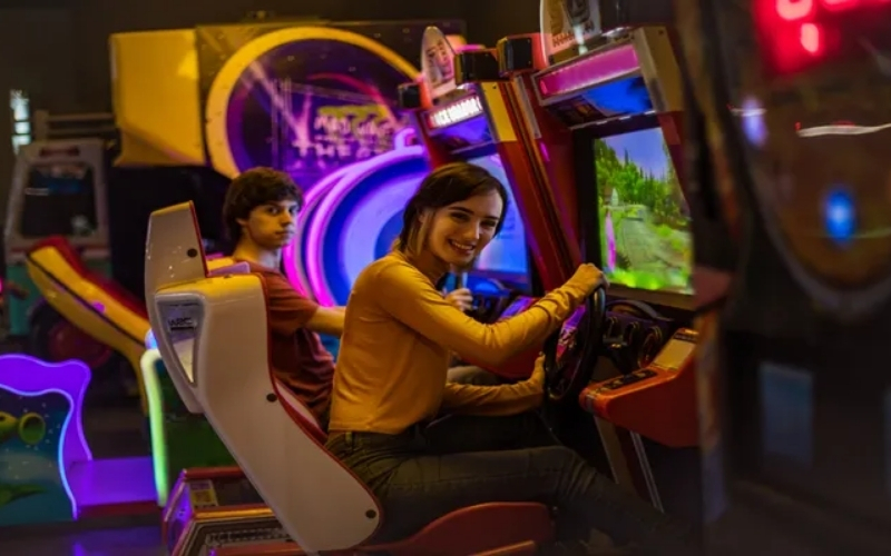 Người trẻ khám phá game mô phỏng tương tác tại khu vui chơi