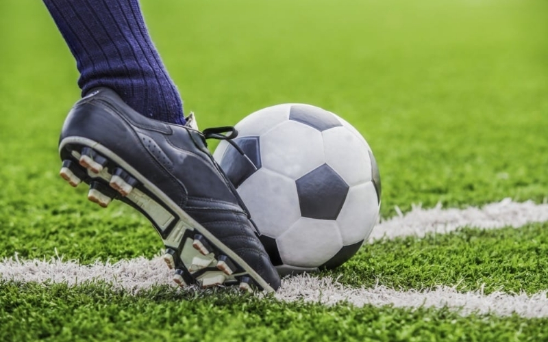 Phân tích sự ảnh hưởng mặt sân cỏ đến tốc độ và quỹ đạo bóng.