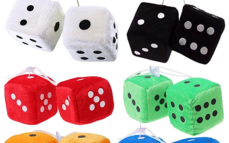 Tại sao hình ảnh xúc xắc được dùng làm đồ trang trí xe hơi