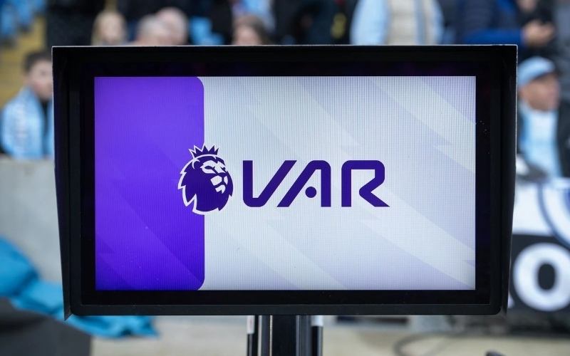 Vì sao VAR vẫn là chủ đề gây tranh cãi nhất tại Ngoại hạng Anh