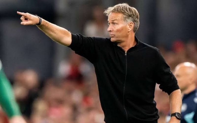 Bayer Leverkusen giữ chân huấn luyện viên tài năng trước sự chèo kéo từ đại gia
