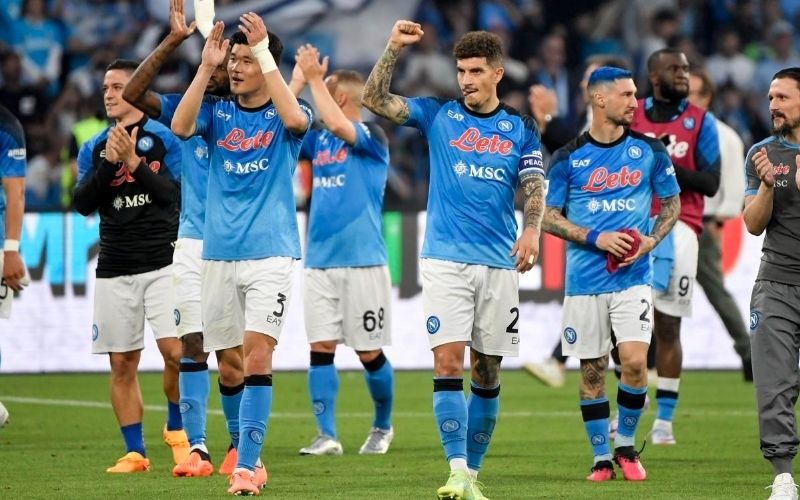 Napoli giữ vững ngọn lửa đam mê bóng đá trong lòng người hâm mộ thành phố cảng